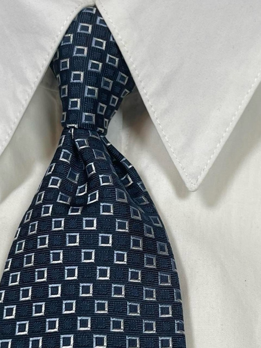 Hugo Boss Made in Italy SILK Tie Navy w/Square Pattern L60" W3" Italian Silk